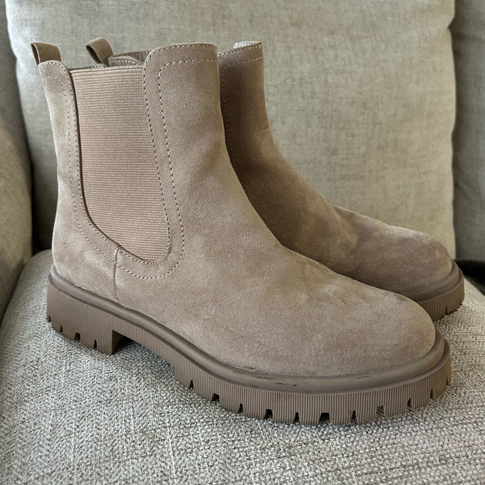 Old Navy: Women’s Chelsea Boots 8